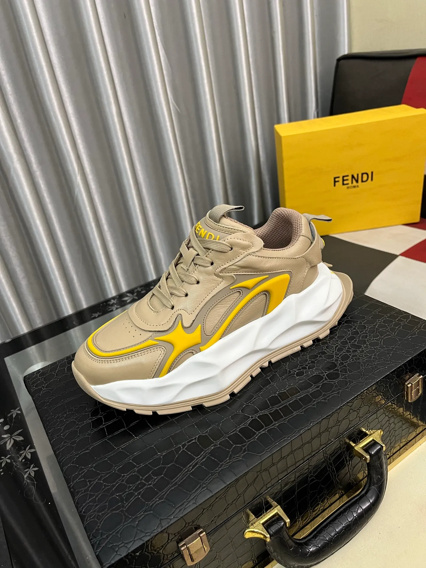 Men's Men's Shoes💰580⌚️⌚️[fendi] Fendi's classic and comfortable men's, this complex sneaker is made of soft calfskin➕genuine leather lining➕original ultra-light rubber material with rough outsole. This unique light style is suitable for the casual and refined sensibility of this season. It is comfortable and natural on the feet. It is an everyday style for casual travel in autumn and winter! 38-446️⃣colors available